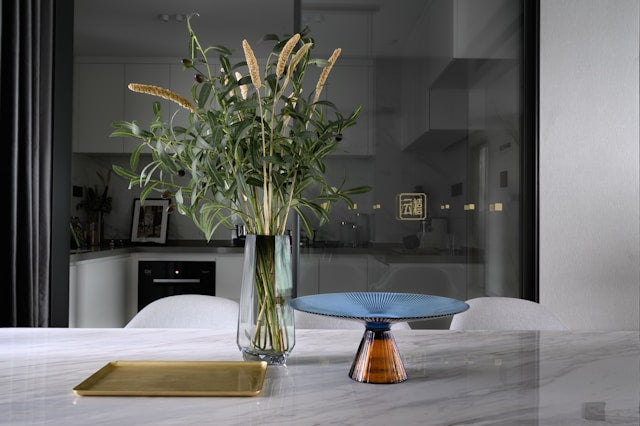 How to Mix Glass, Metal, Wood, Ceramic, Resin, and Natural Stone in One Decor Style