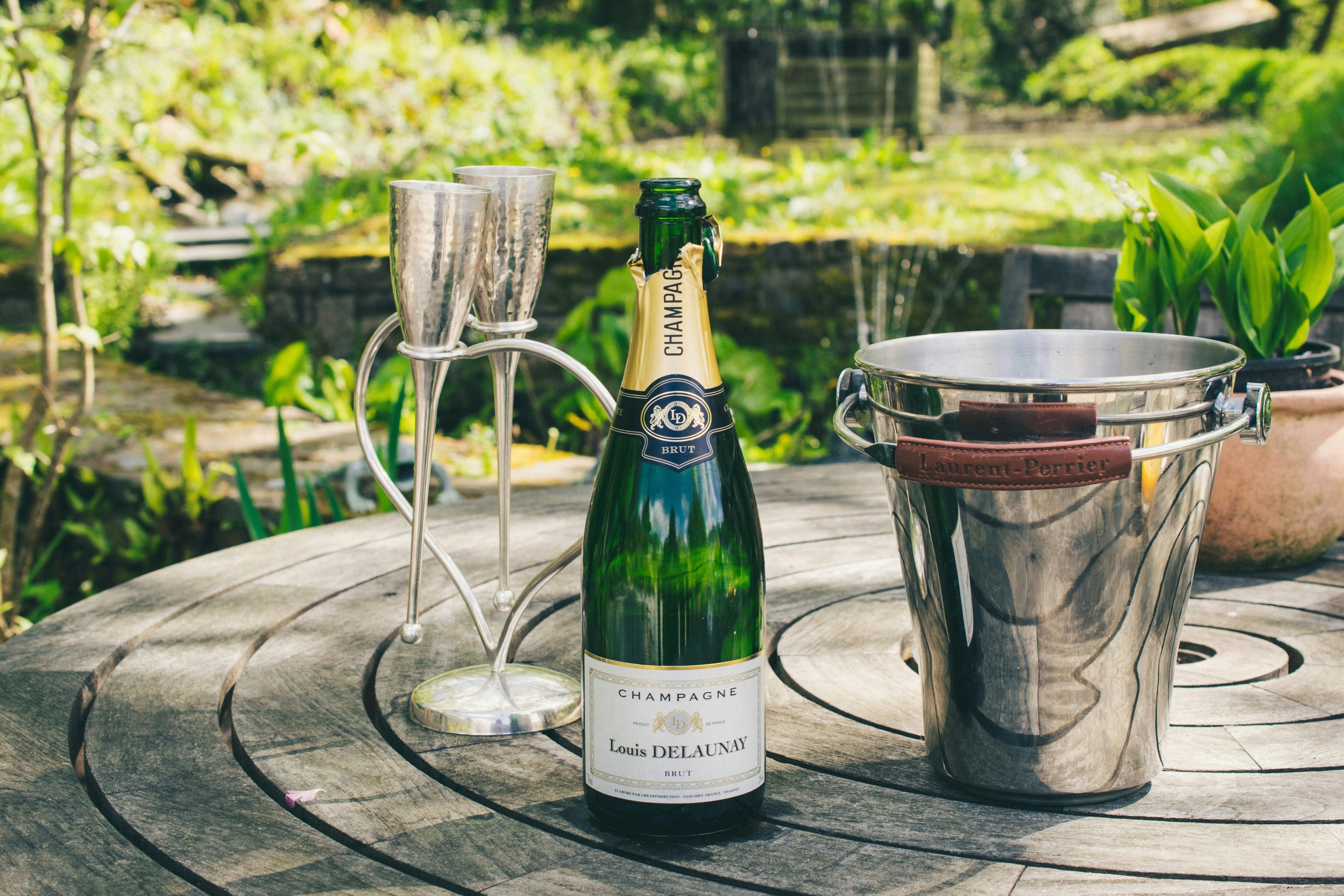 How Green Vintage Champagne Flutes Add Color to Weddings and Celebrations