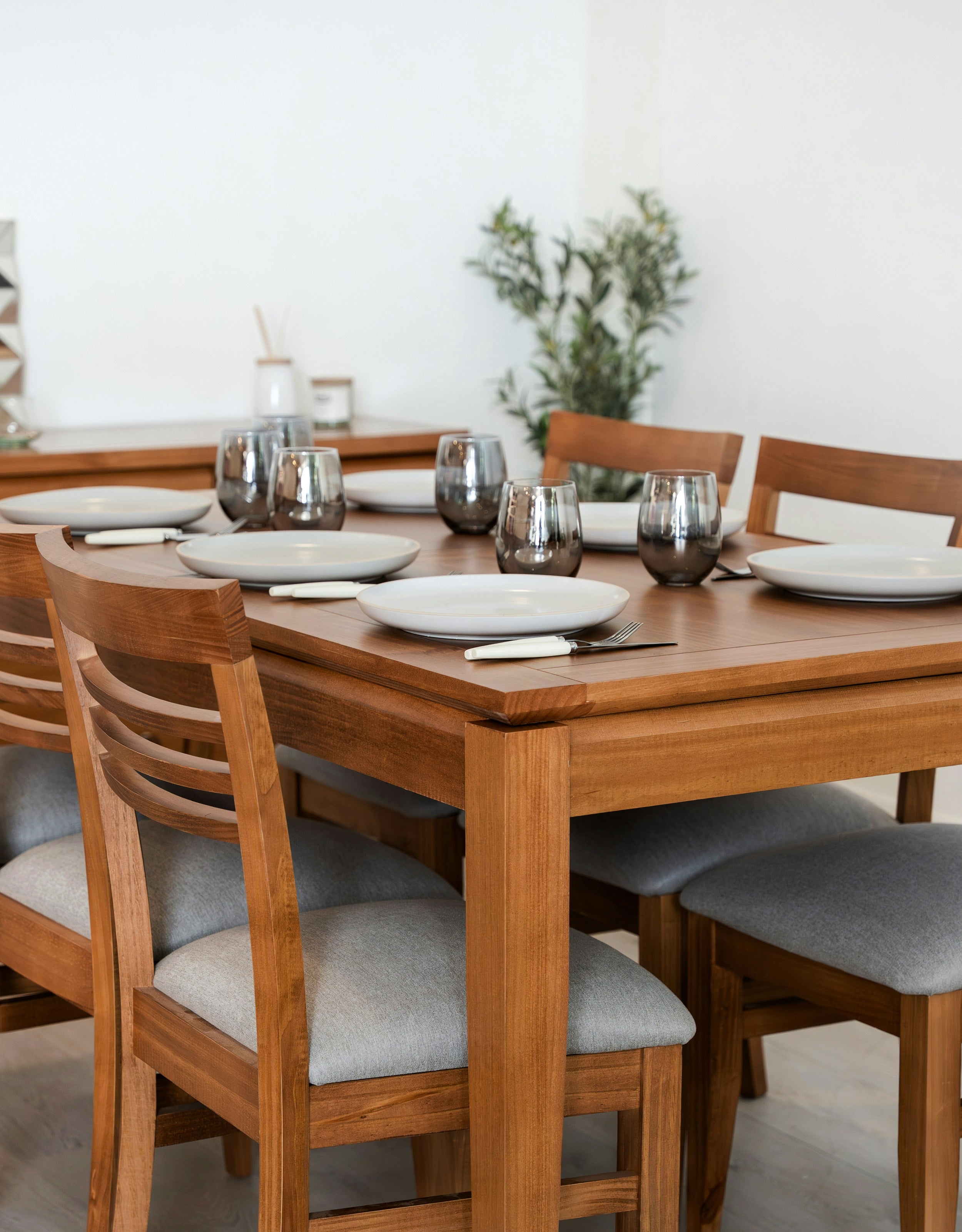 How to Choose a 7 Piece Dining Table Set for a Family of Six