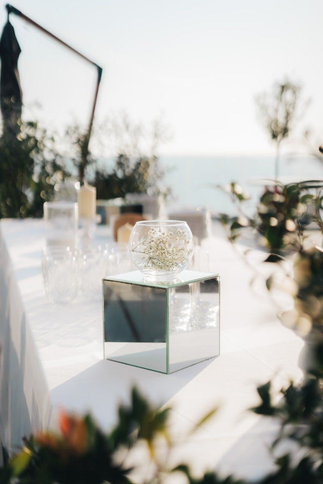 Square Mirror Centerpieces: Table Styling Ideas for Flowers, Candles, and Event Displays
