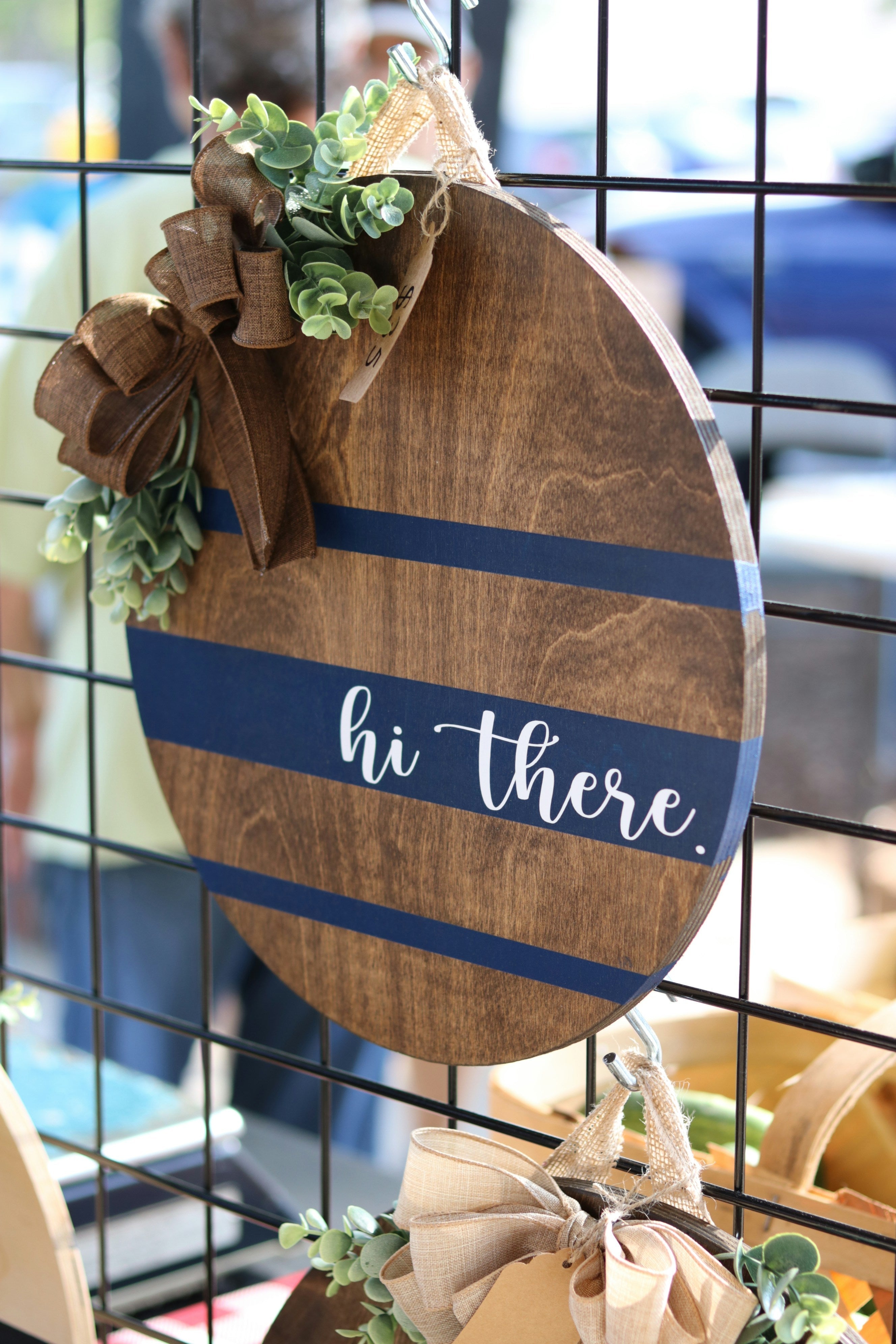 When to Use a 13 Inch Wooden Plate Holder for Larger Displays