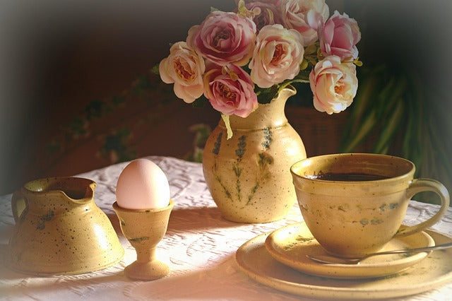 How to Choose Floral Plates for a Breakfast Table