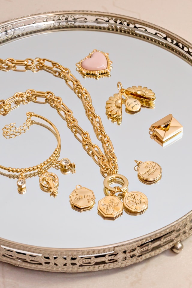 Gold Vanity Trays: How to Organize Perfume and Small Decorative Accessories