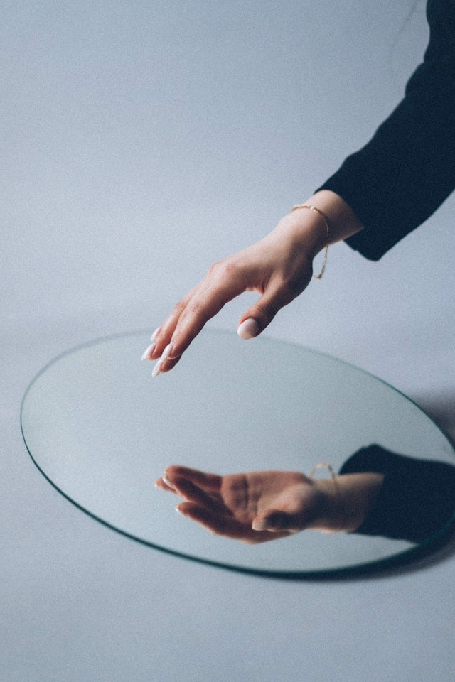 Round Mirror Centerpieces: How to Style Reflective Table Décor for Weddings and Parties