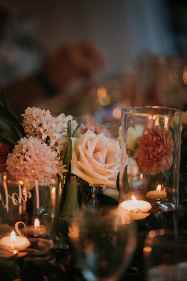 Wedding Table Centerpieces: Simple Ways to Layer Mirrors, Flowers, and Decorative Accents