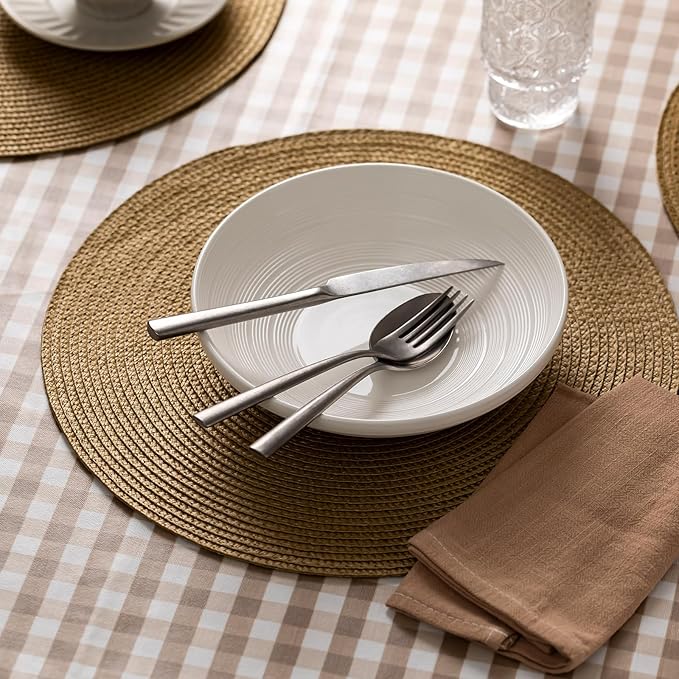 Round Placemats Set of 4 Plastic Woven Placemats Washable Wipeable Table Mats for Dining Table Heat Resistant Non-Slip Circle Place Mats (Tan)