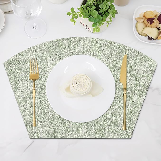 Homaxy Round Table Placemats Set of 4, Washable Wedge Shaped Faux Leather Table Mats, Wipeable Kitchen Dinner Place Mats for Indoor Outdoor, Grass Green