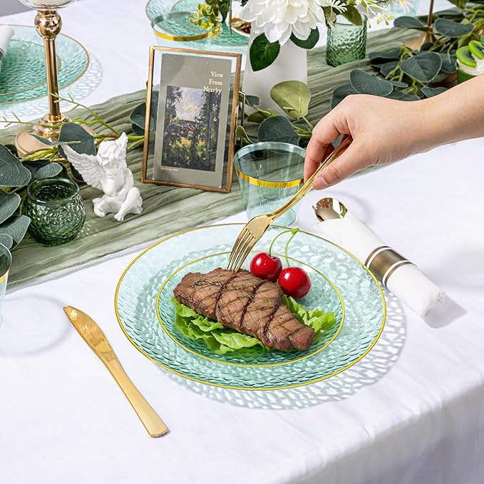 Rubtlamp 700Pcs Green Plastic Plates,Green Gold Plastic Dinnerware Set, Hammered Clear Green Plates with Gold Rim Include 100Dinner Platos,100Cake Platos,100Cups,100Pre Rolled Silverware