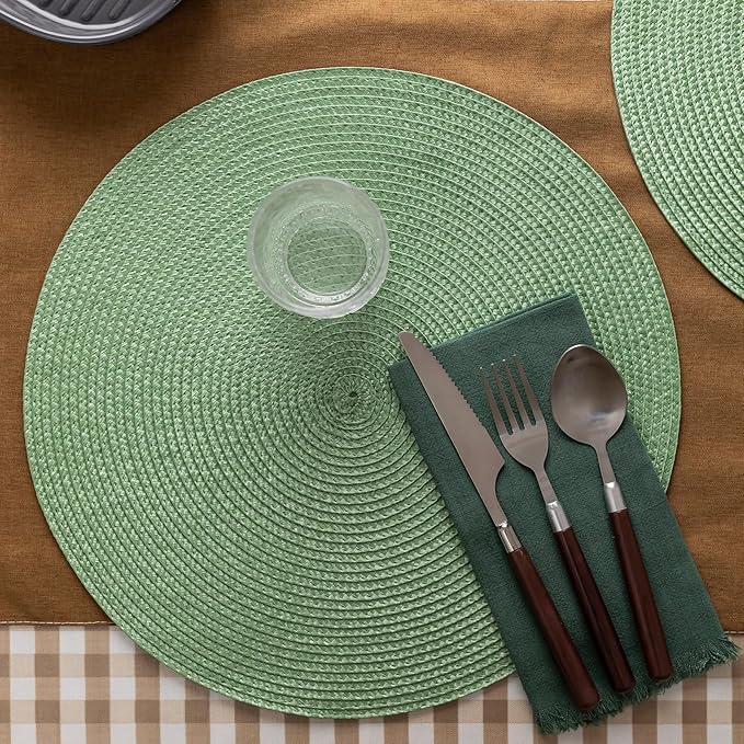 Round Placemats Set of 8 Plastic Woven Placemats Washable Wipeable Table Mats for Dining Table Heat Resistant Non-Slip Circle Place Mats (Green)