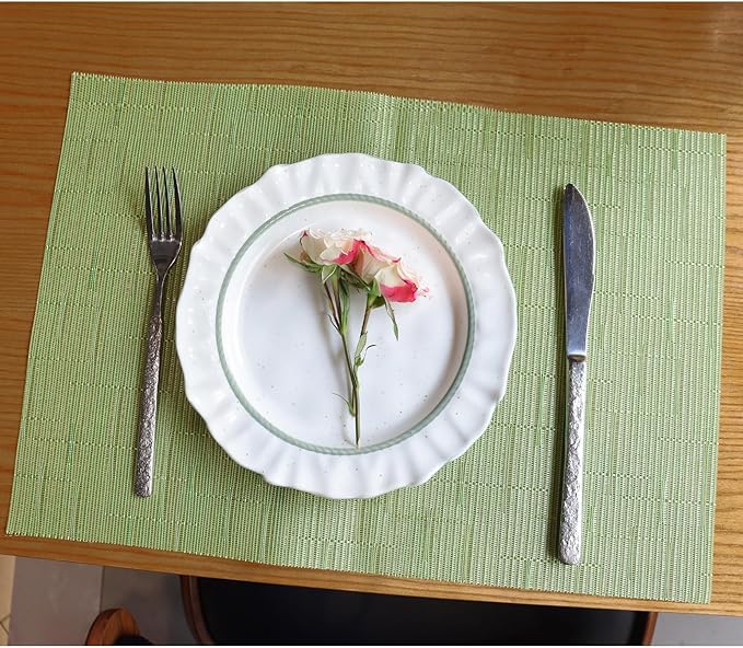 Placemats Set of 4,Heat Resistant Non-Slip Table Mats,Place mats for Dining Table,Washable Durable PVC Vinyl Woven Placemat（Pea Grean）